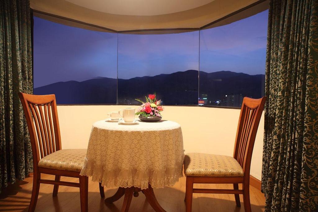 Furama Chiang Mai Hotel Luaran gambar